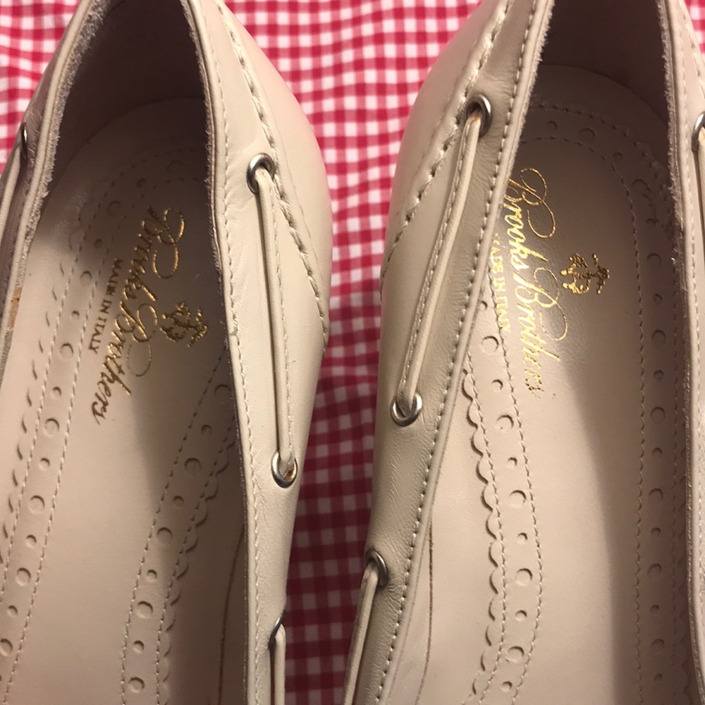 Brooks Brothers Bone Tassel Pump - Picture 2 of 8